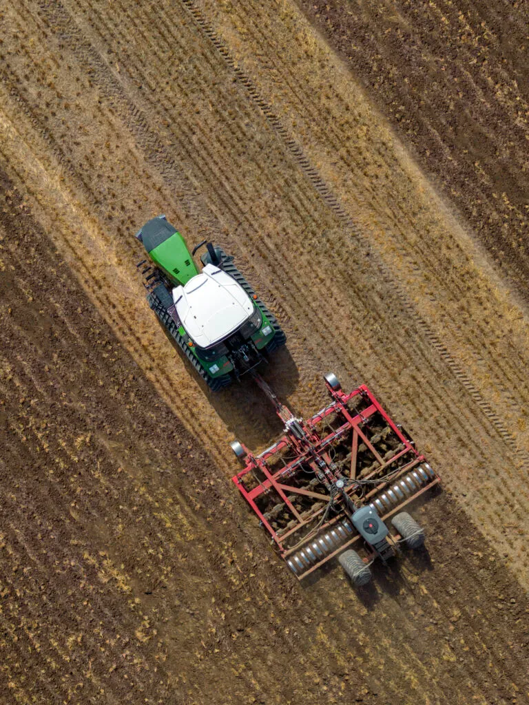 Vehículo agrícola trabajando en el campo