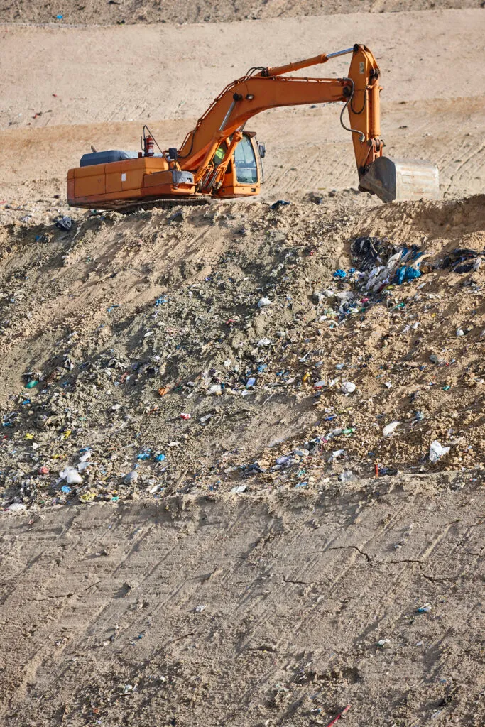 Excavadora en vertedero