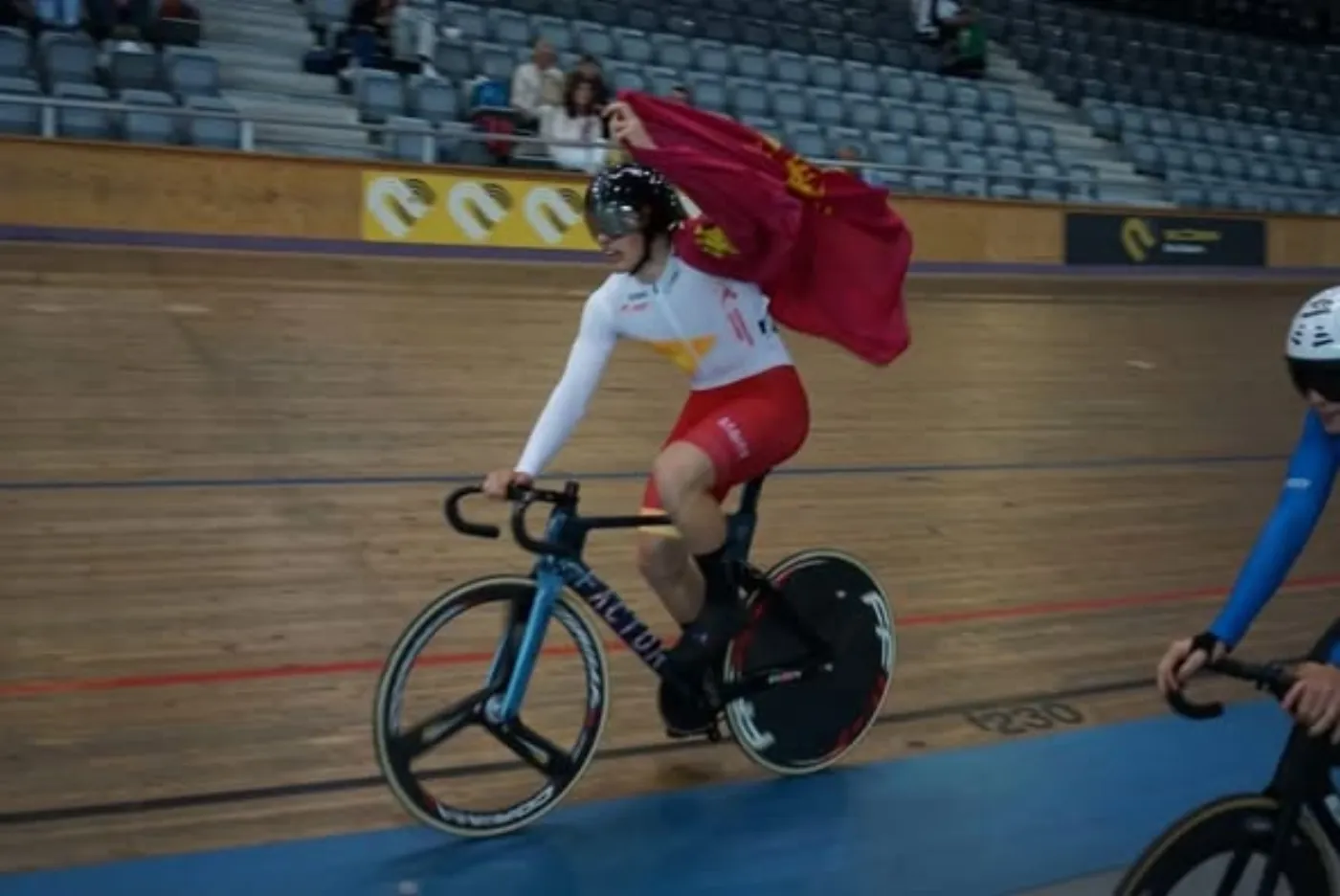 Pedro José Nicolás celebrando con la bandera de Murcia en el velódromo