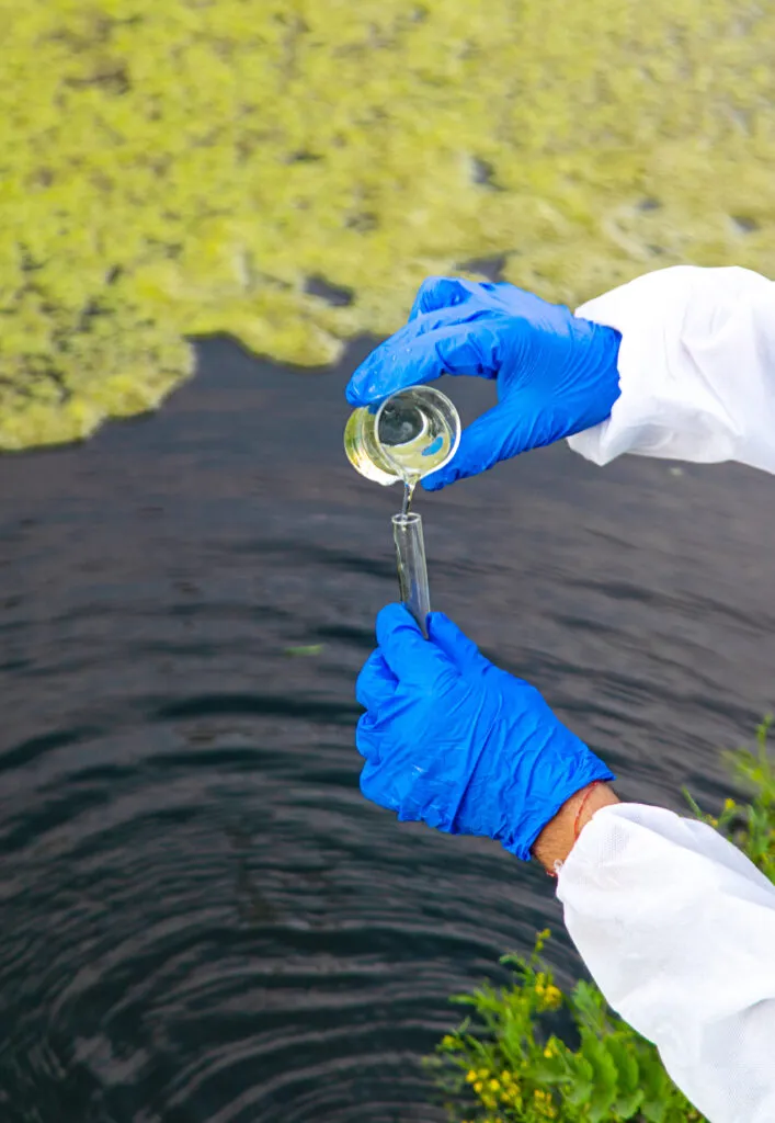 Toma de muestra de agua de río