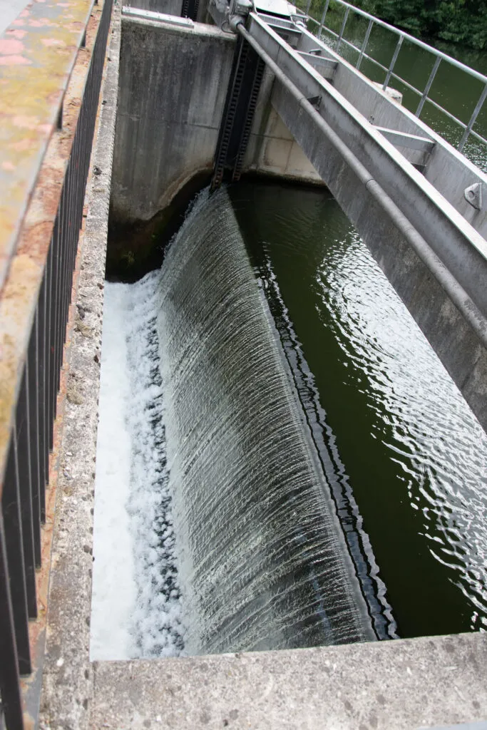 Agua fluyendo en una presa